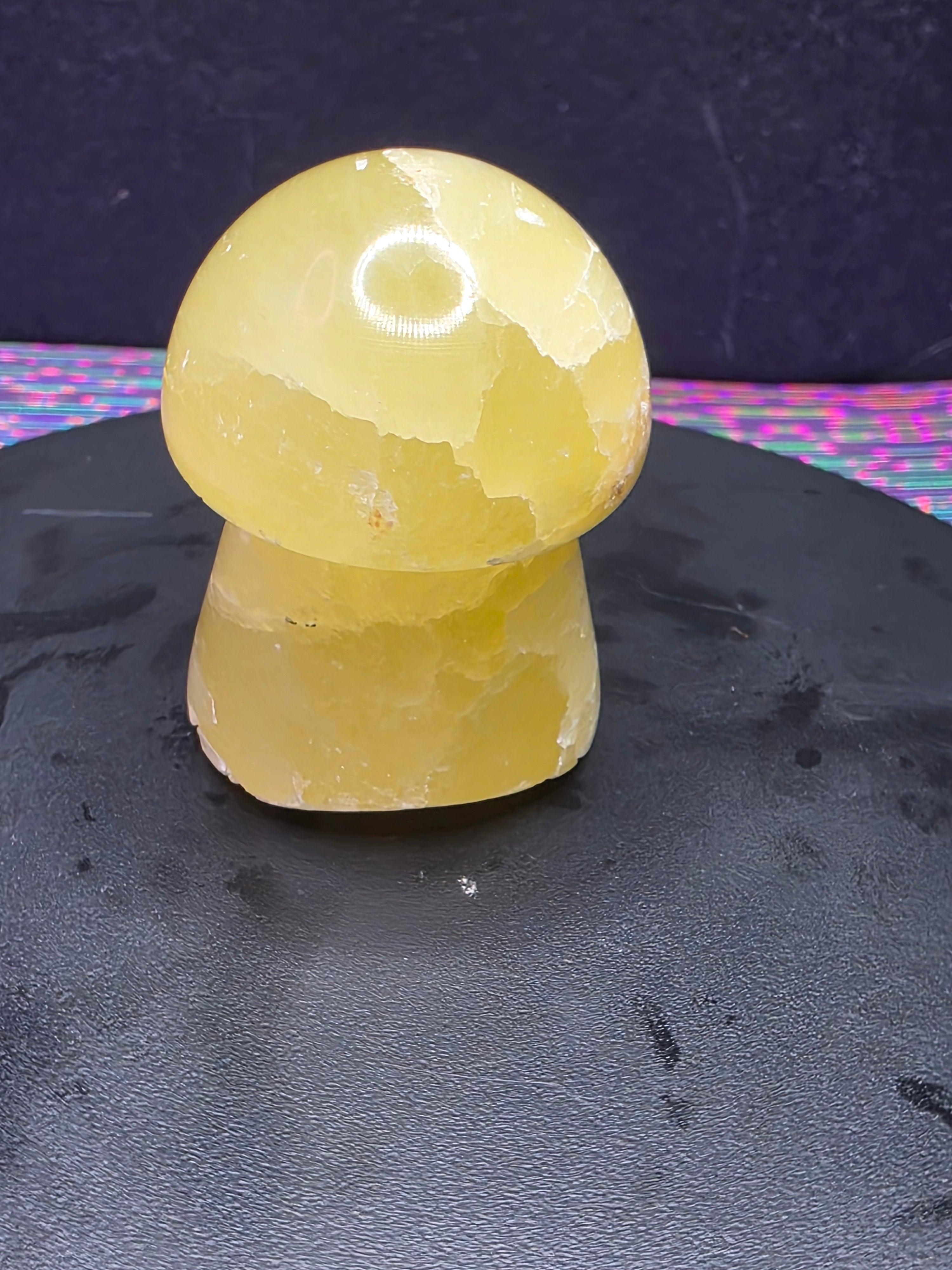 🍄 Lemon Calcite Mushroom Carving B