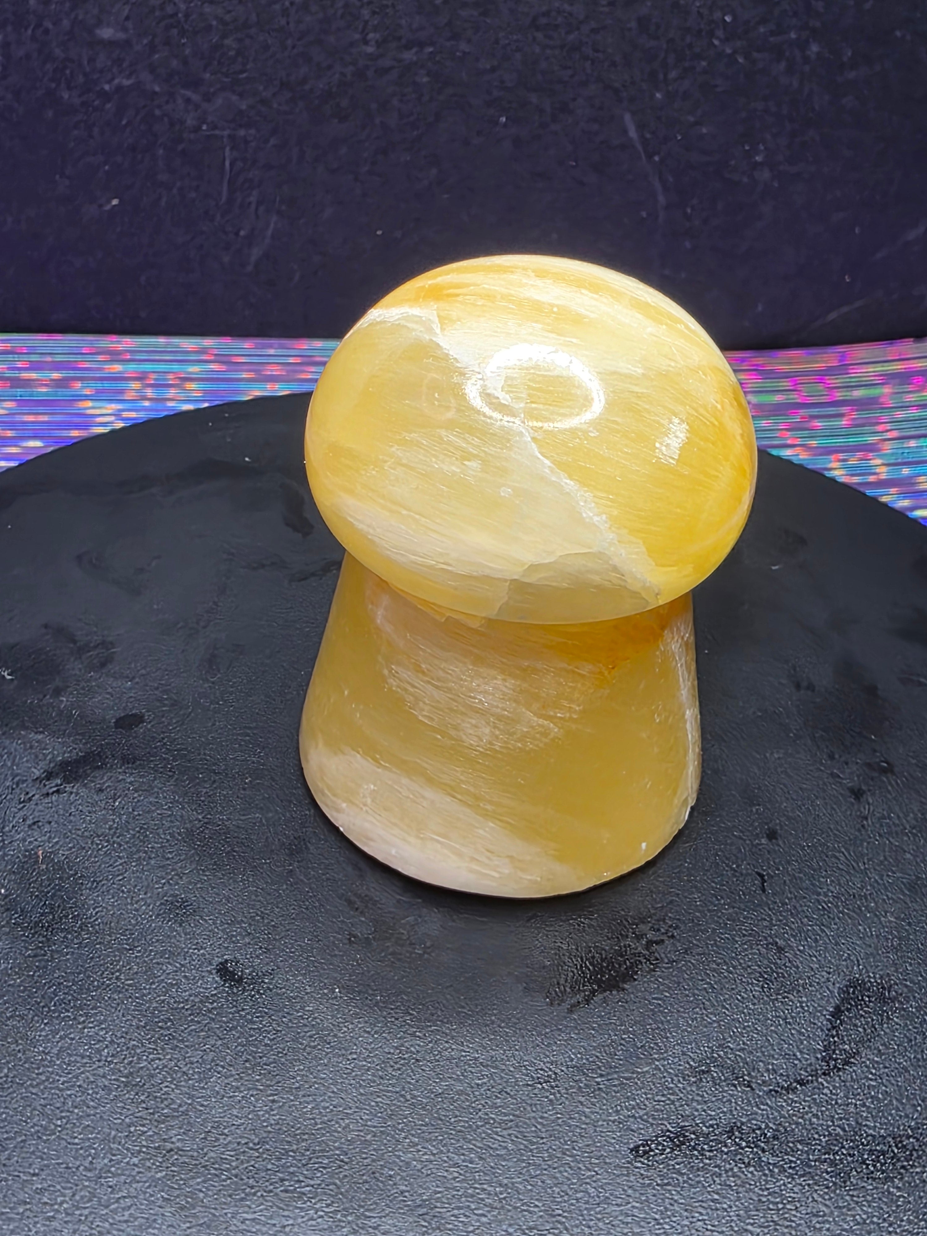 🍄 Lemon Calcite Mushroom Carving C